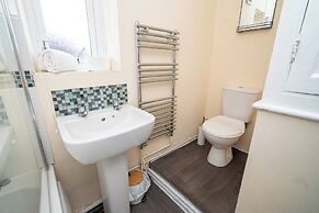 Comfortable 4-bed Home With Free Parking