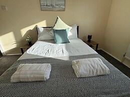 Comfortable 4-bed Home With Free Parking