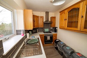 Comfortable 4-bed Home With Free Parking