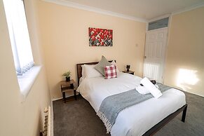 Comfortable 4-bed Home With Free Parking
