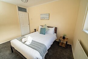 Comfortable 4-bed Home With Free Parking