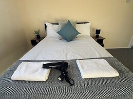 Comfortable 4-bed Home With Free Parking