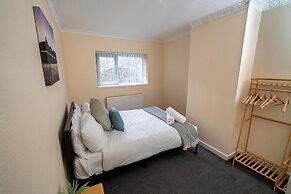 Comfortable 4-bed Home With Free Parking