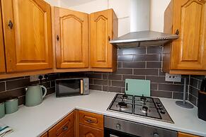 Comfortable 4-bed Home With Free Parking
