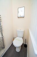 Comfortable 4-bed Home With Free Parking