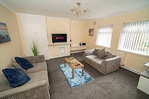 Comfortable 4-bed Home With Free Parking