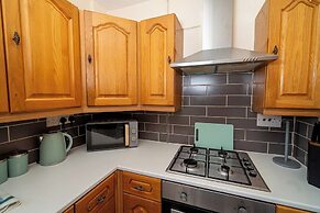 Comfortable 4-bed Home With Free Parking