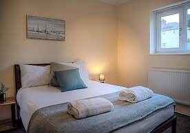 Comfortable 4-bed Home With Free Parking