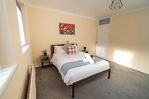Comfortable 4-bed Home With Free Parking