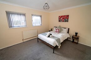 Comfortable 4-bed Home With Free Parking
