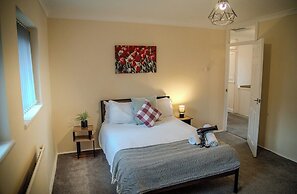 Comfortable 4-bed Home With Free Parking