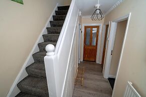 Comfortable 4-bed Home With Free Parking