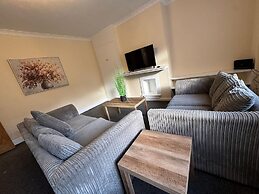 Comfortable 4-bed Home With Free Parking