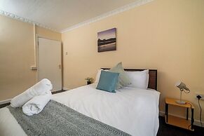 Comfortable 4-bed Home With Free Parking