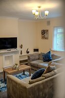 Comfortable 4-bed Home With Free Parking