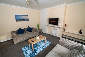 Comfortable 4-bed Home With Free Parking