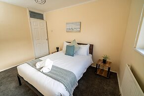 Comfortable 4-bed Home With Free Parking