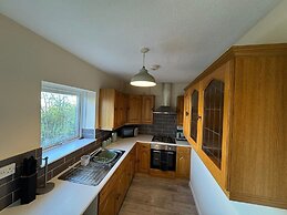 Comfortable 4-bed Home With Free Parking