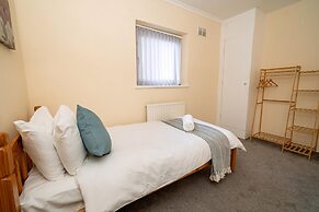 Comfortable 4-bed Home With Free Parking