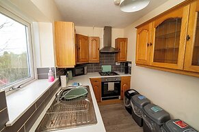 Comfortable 4-bed Home With Free Parking