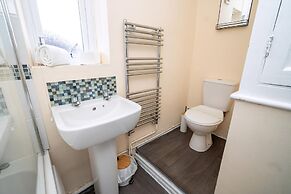 Comfortable 4-bed Home With Free Parking