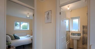 Comfortable 4-bed Home With Free Parking