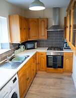Comfortable 4-bed Home With Free Parking