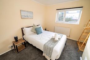 Comfortable 4-bed Home With Free Parking