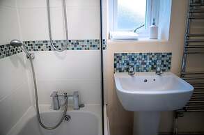 Comfortable 4-bed Home With Free Parking