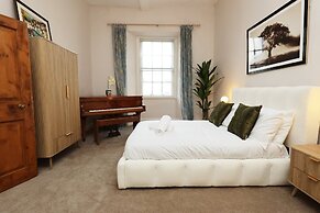 Spacious 3BR Flat in Cowbridge Centre