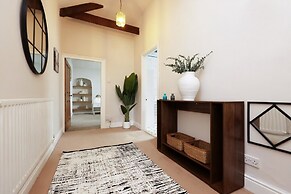 Spacious 3BR Flat in Cowbridge Centre