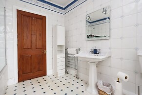 Spacious 3BR Flat in Cowbridge Centre