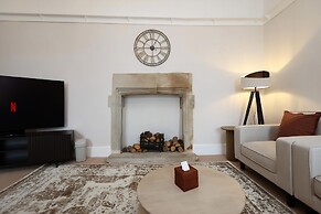 Spacious 3BR Flat in Cowbridge Centre
