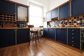 Spacious 3BR Flat in Cowbridge Centre