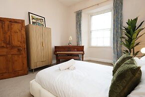 Spacious 3BR Flat in Cowbridge Centre