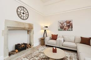 Spacious 3BR Flat in Cowbridge Centre