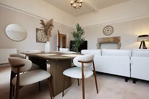 Spacious 3BR Flat in Cowbridge Centre