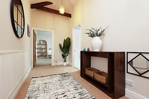 Spacious 3BR Flat in Cowbridge Centre
