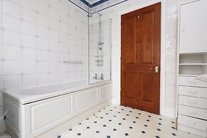 Spacious 3BR Flat in Cowbridge Centre