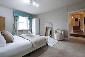 Spacious 3BR Flat in Cowbridge Centre
