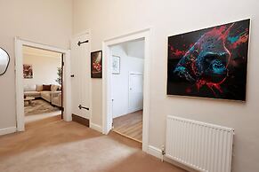Spacious 3BR Flat in Cowbridge Centre