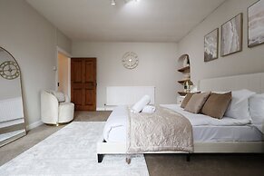 Spacious 3BR Flat in Cowbridge Centre