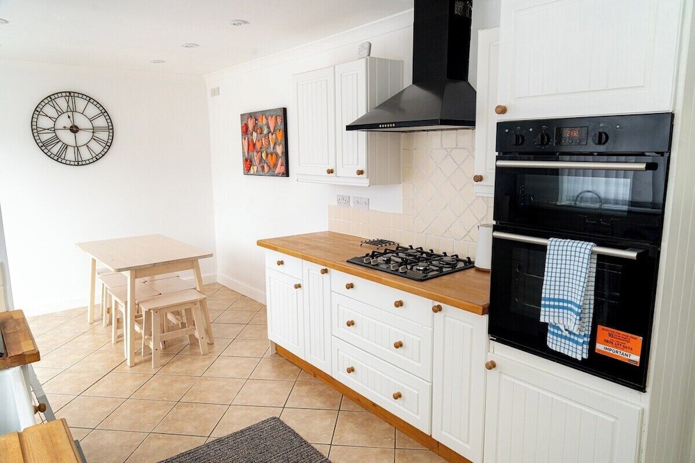 Comfortable 3-bed, 2-bath Basingstoke Stay