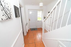 Comfortable 3-bed, 2-bath Basingstoke Stay