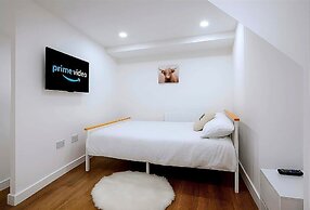 Modern Comforts 4 Bedroom Home for Work & Play