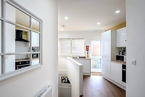 Modern Comforts 4 Bedroom Home for Work & Play
