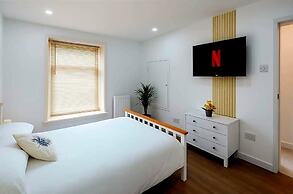 Modern Comforts 4 Bedroom Home for Work & Play