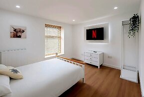 Modern Comforts 4 Bedroom Home for Work & Play