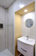 Modern Comforts 4 Bedroom Home for Work & Play