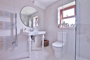 Modern 5-bed Retreat With Parking